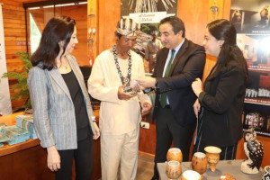 Senatur inaugura oficina de información turística, y un espacio de exposición y venta de artesanía Mbya 